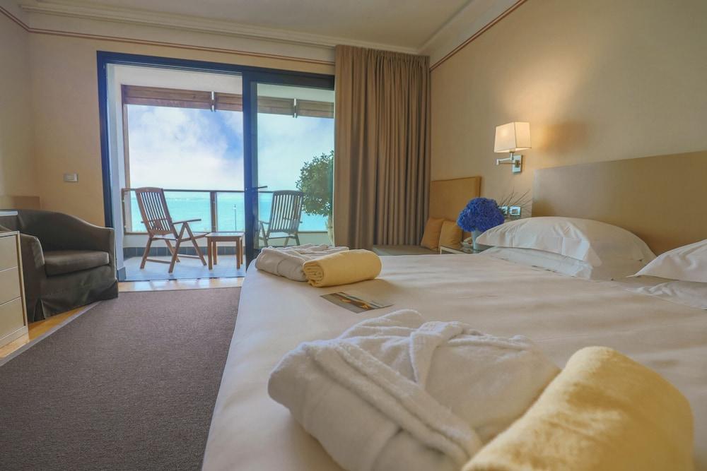 Hotel Acquaviva Del Garda เดเซนซาโนเดลการ์ดา ภายนอก รูปภาพ