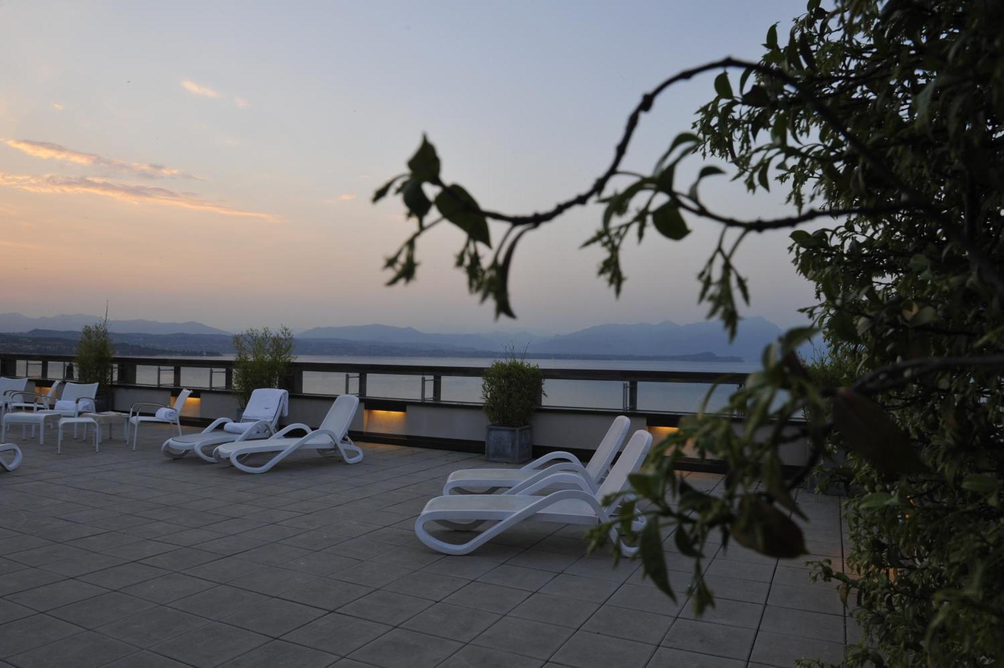 Hotel Acquaviva Del Garda เดเซนซาโนเดลการ์ดา ภายนอก รูปภาพ