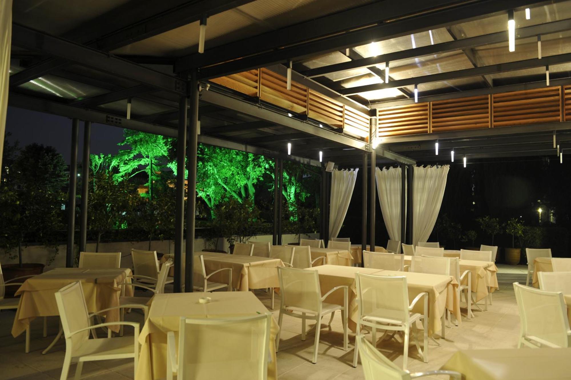 Hotel Acquaviva Del Garda เดเซนซาโนเดลการ์ดา ภายนอก รูปภาพ