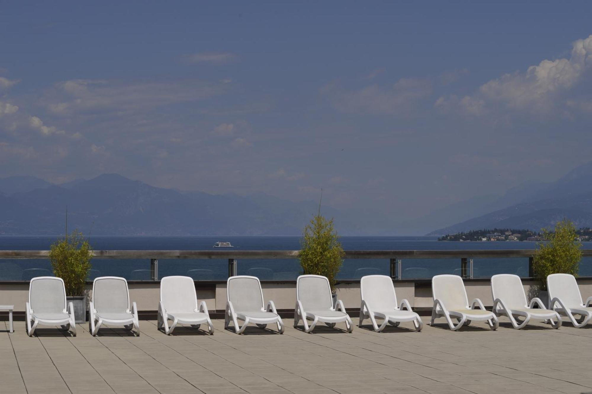 Hotel Acquaviva Del Garda เดเซนซาโนเดลการ์ดา ภายนอก รูปภาพ
