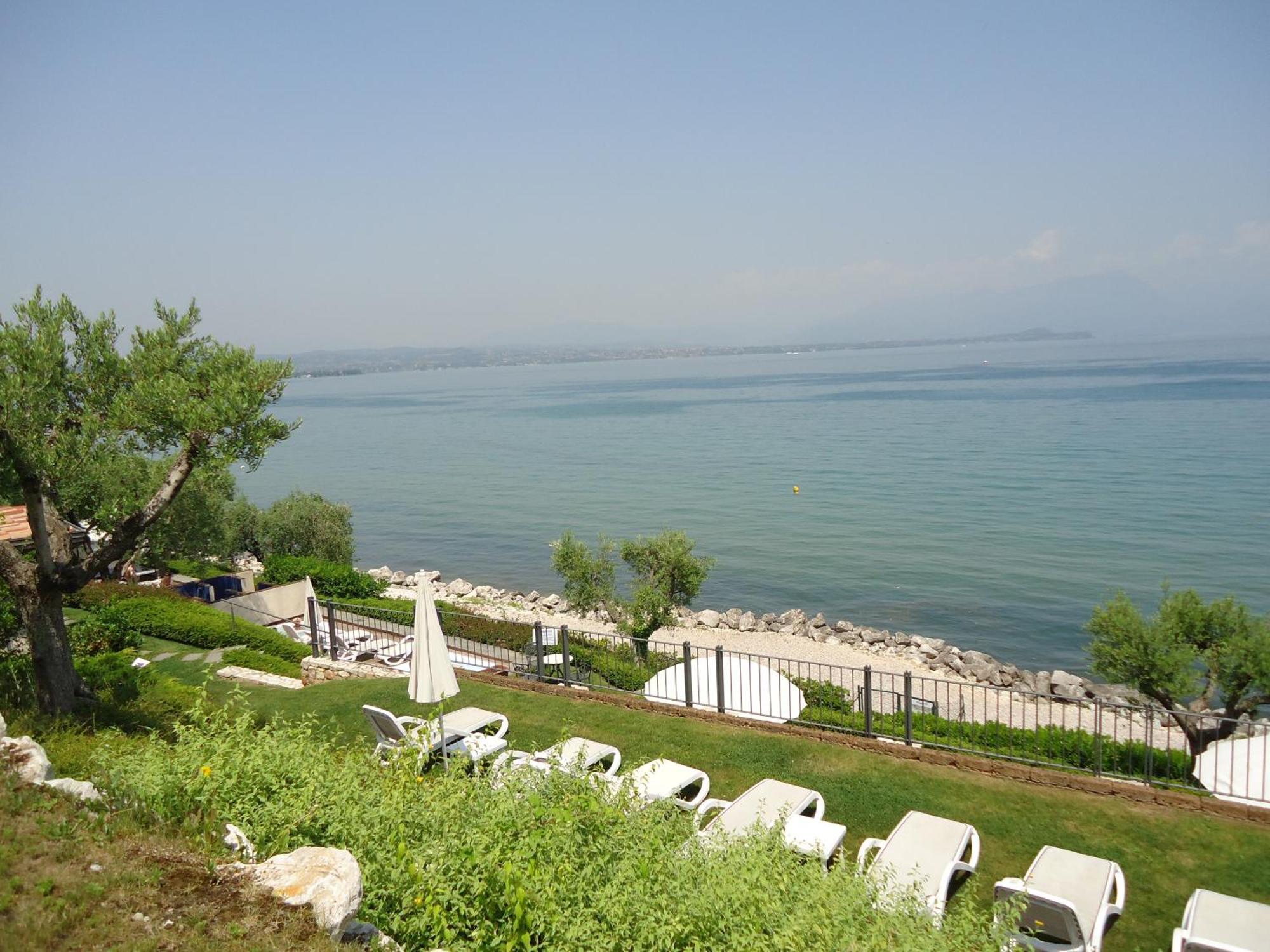 Hotel Acquaviva Del Garda เดเซนซาโนเดลการ์ดา ภายนอก รูปภาพ