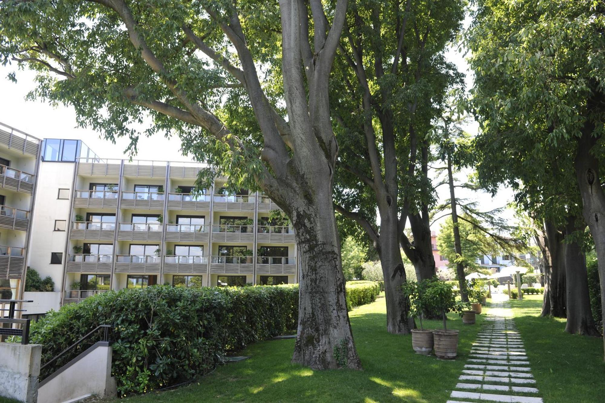 Hotel Acquaviva Del Garda เดเซนซาโนเดลการ์ดา ภายนอก รูปภาพ