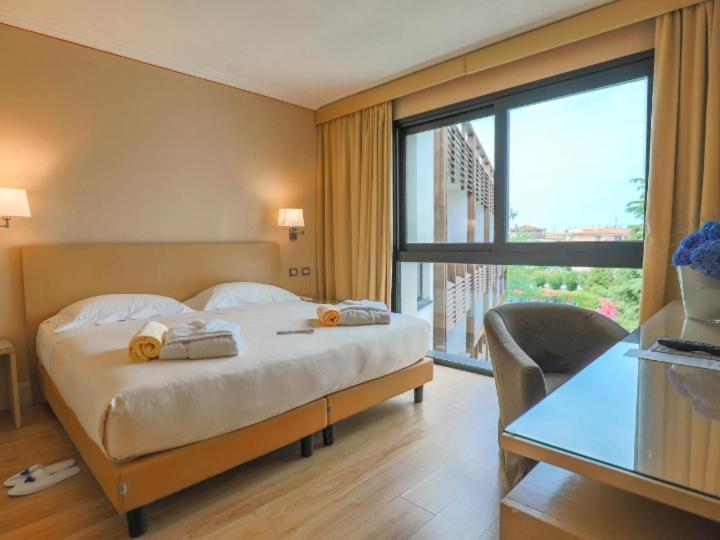 Hotel Acquaviva Del Garda เดเซนซาโนเดลการ์ดา ภายนอก รูปภาพ