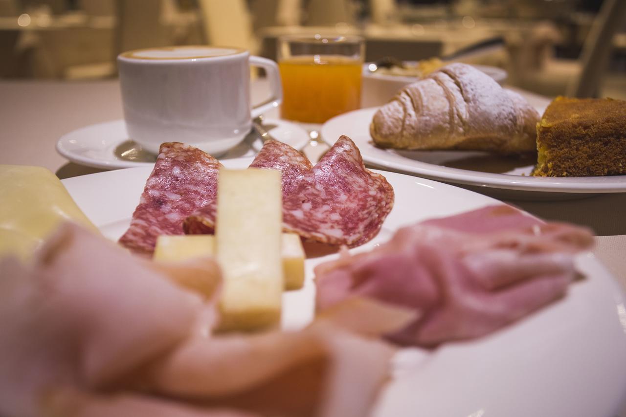 Hotel Acquaviva Del Garda เดเซนซาโนเดลการ์ดา ภายนอก รูปภาพ